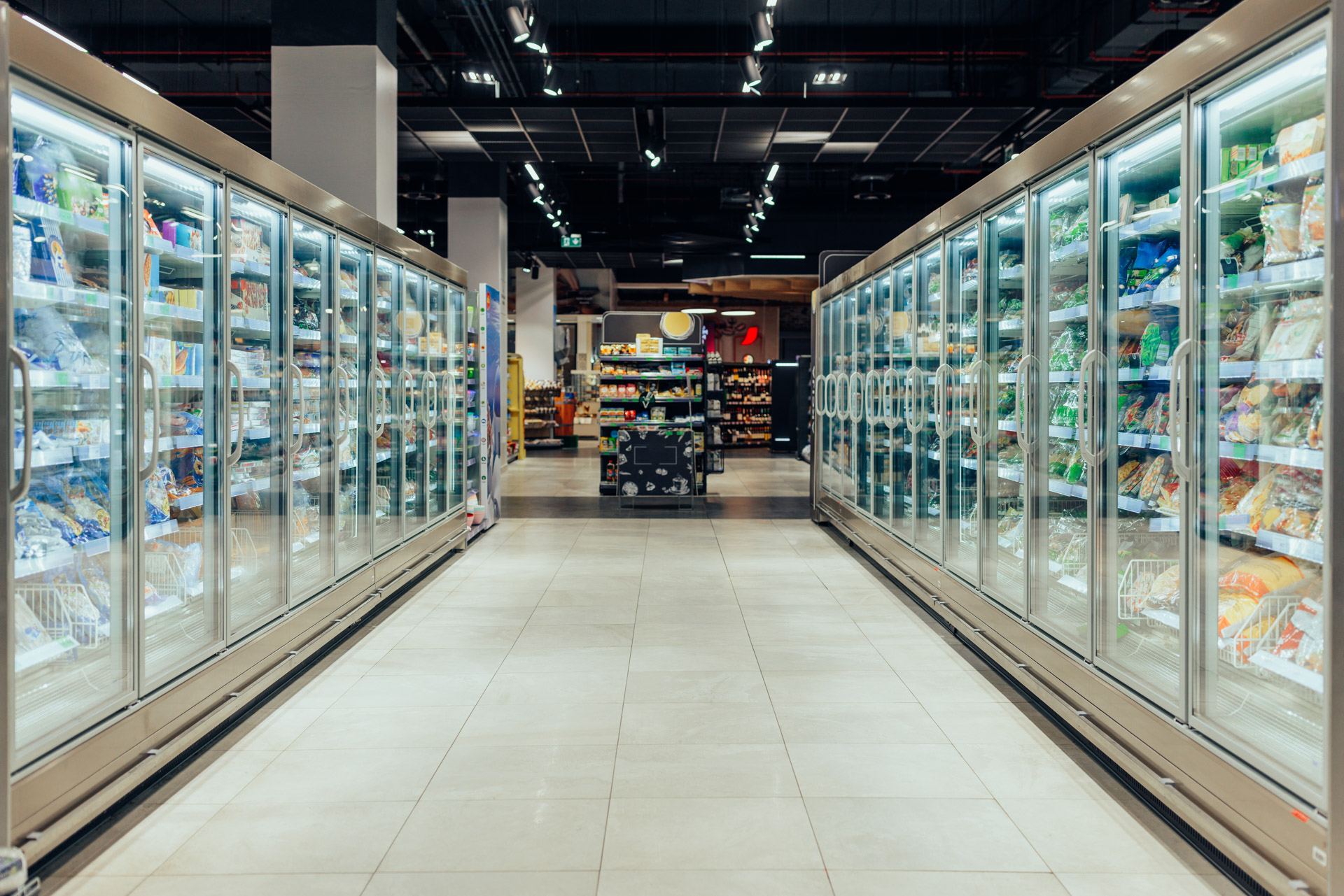 Leerer Supermarktgang mit Kühlmöbeln für eine optimale Kältetechnik und Klimatechnik in Handel und Gastronomie