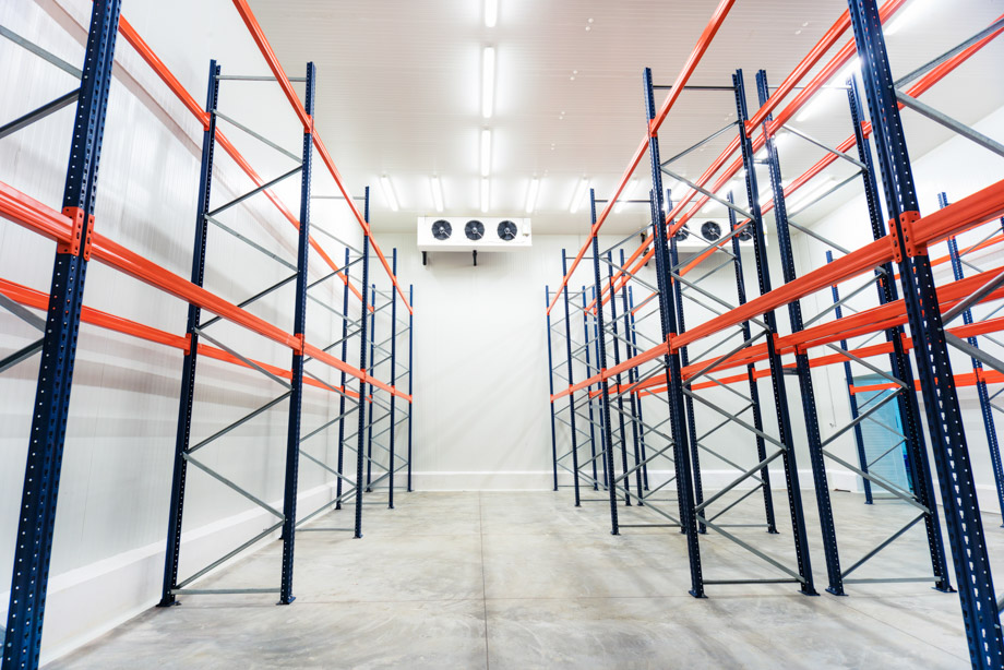 Lagerkühlung: Das Innere eines großen industriellen Kühlraums für optimale Kälte und Klimatechnik in der Lebensmittelherstellung