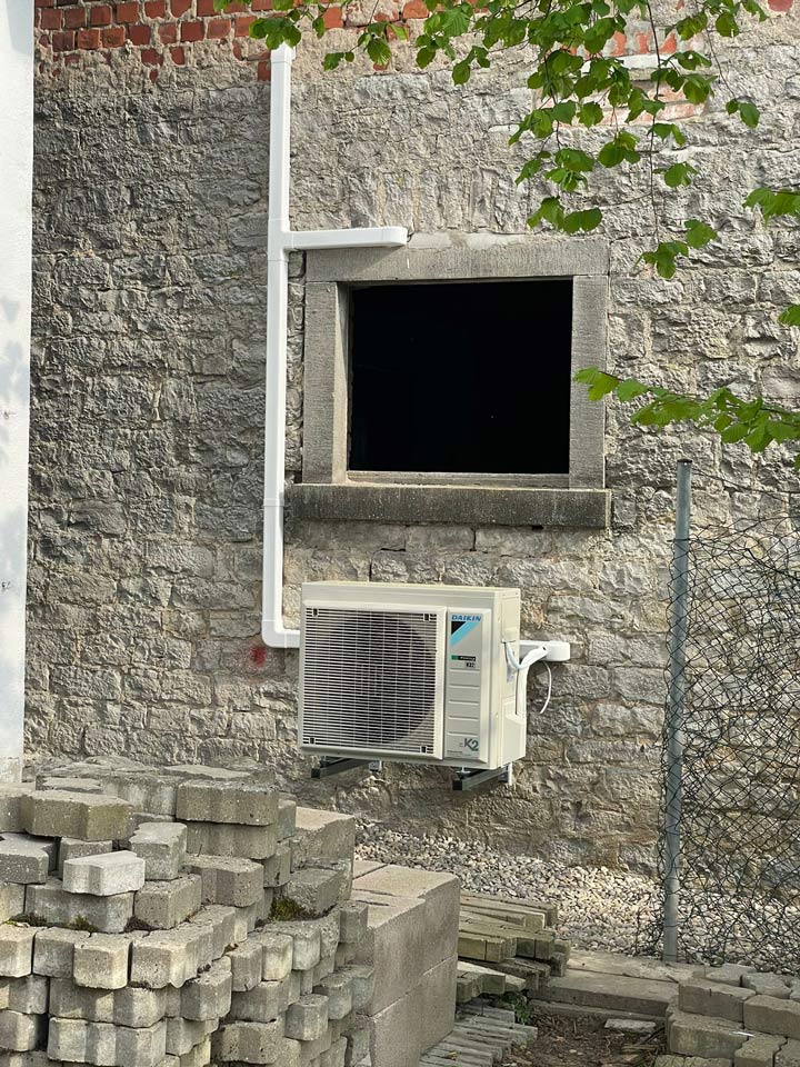 Ein eingebautes Klimaaußengerät in Vinothek
