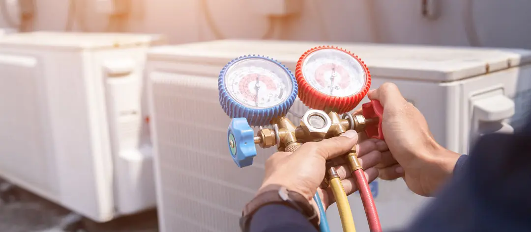 Techniker prüft Klimaanlage, Messgeräte für optimale Kältetechnik in der Lebensmittelherstellung