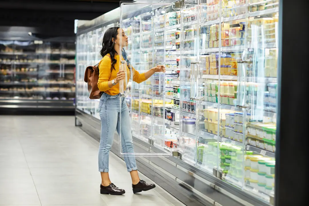 Volles Supermarkt Regal mit sehr gut funktionierender Kälte- und Klimatechnik für Handel und Gastronomie