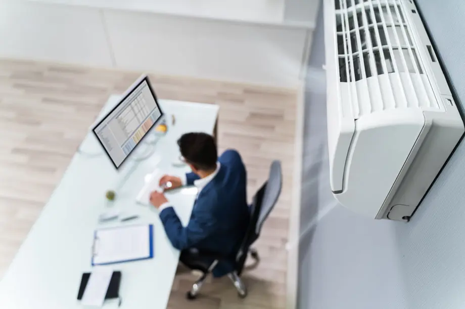 Klimaanlage für Büro bläst kalte Luft in den Raum