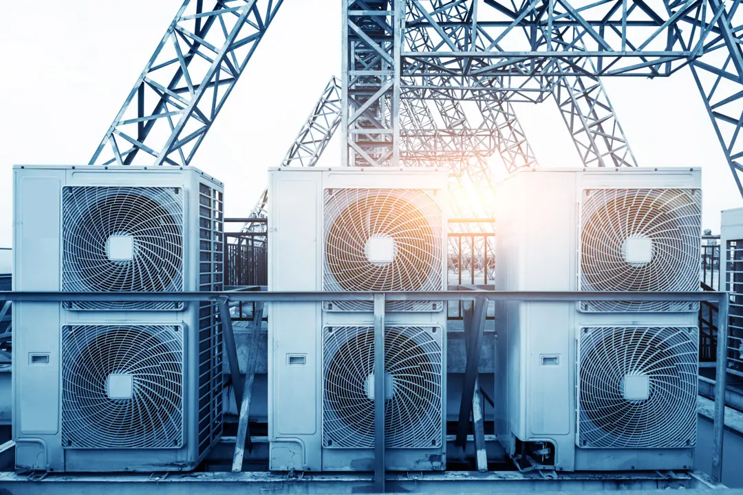 industrielle Klimaanlagen auf einem Dach: Moderne Kältetechnik