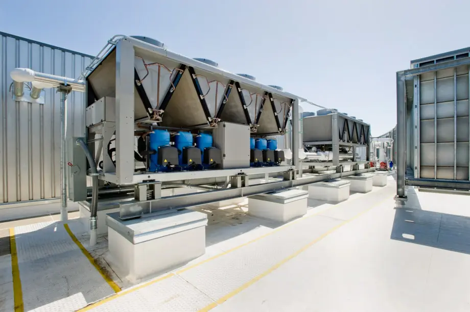 Dachkühlanlage mit Kühlaggregaten und Kompressoren für optimale Kältetechnik in der Lebensmittelindustrie. Bei Brauereien ist eine solche Prozesskühlung beispielsweise notwendig.