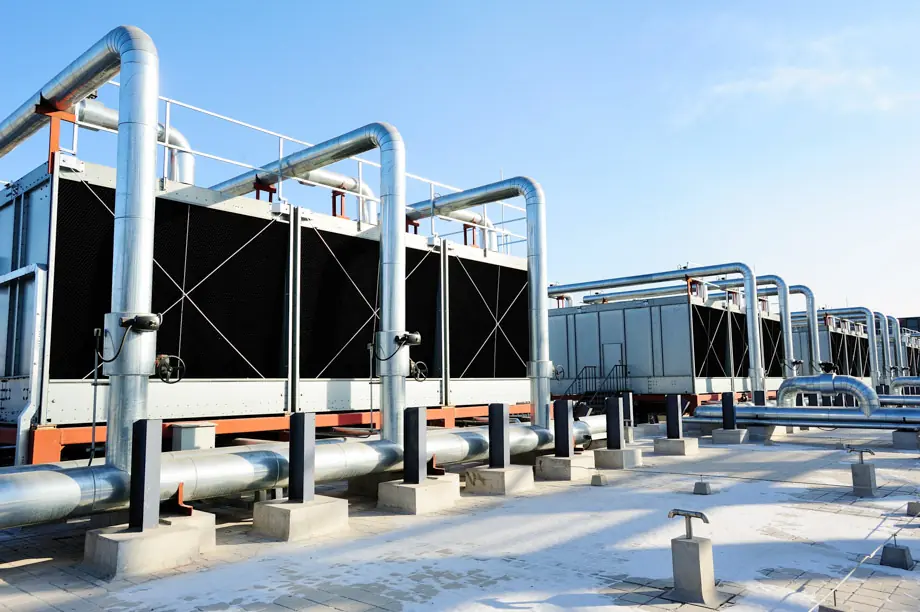 Kühltürme für optimale Kälteanlagen und Klimatechnik im Gebäude des Rechenzentrums oder für Industriekälte