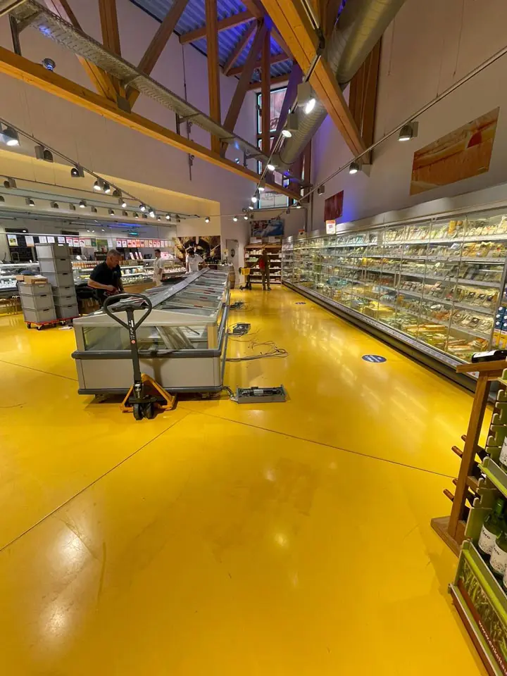 Austausch von Kühlmöbeln in einem Supermarkt