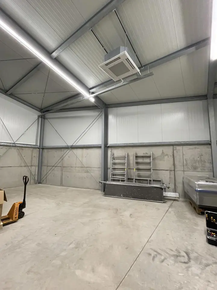 Einbau der Inneneinheit einer Luft-Luft-Wärmepumpe zum beheizen einer Lagerhalle