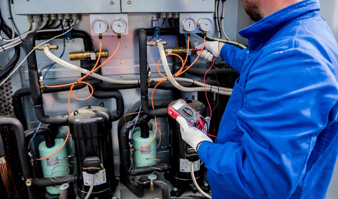 Ein Techniker prüft eine Kälte- und Klimaanlage, die zur Maschinenkühlung eingesetzt wird
