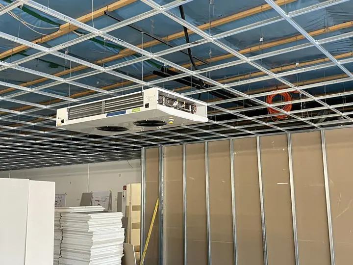 Einbau eines Verdampfers in einem Kühlraum