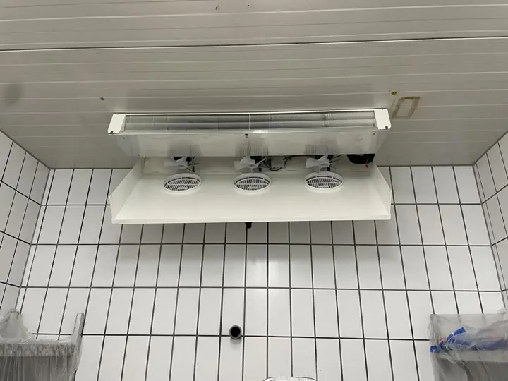 Wartungsarbeiten an einem Kühlraumverdampfer