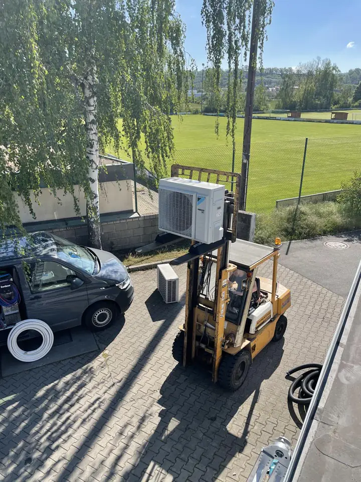 Klimaanlage wird für die Montage an die richtige Stelle gebracht